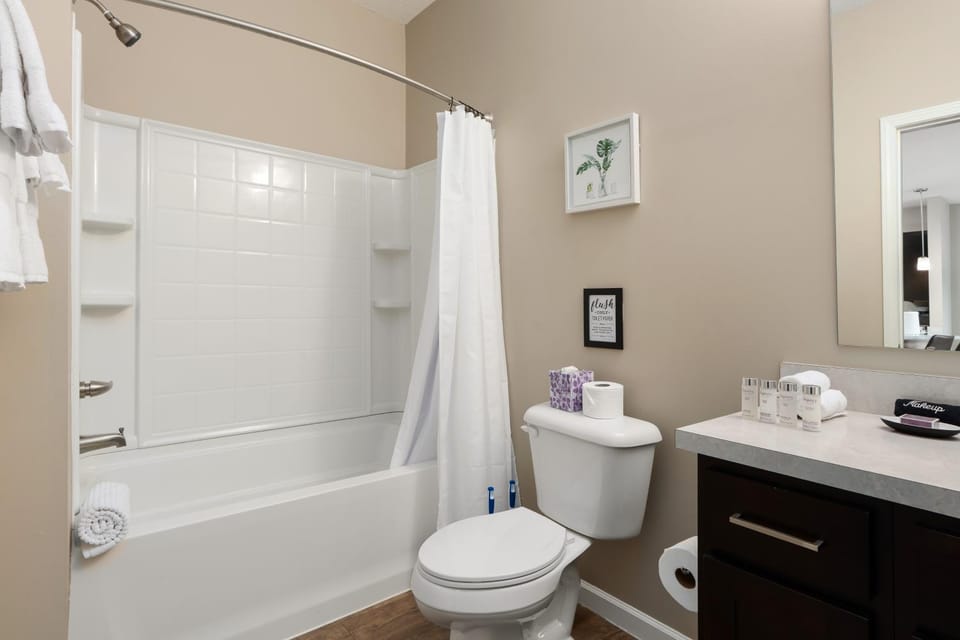 Dublin 2BR Pet friendly 0 stairs King bed Apartment in Hilliard