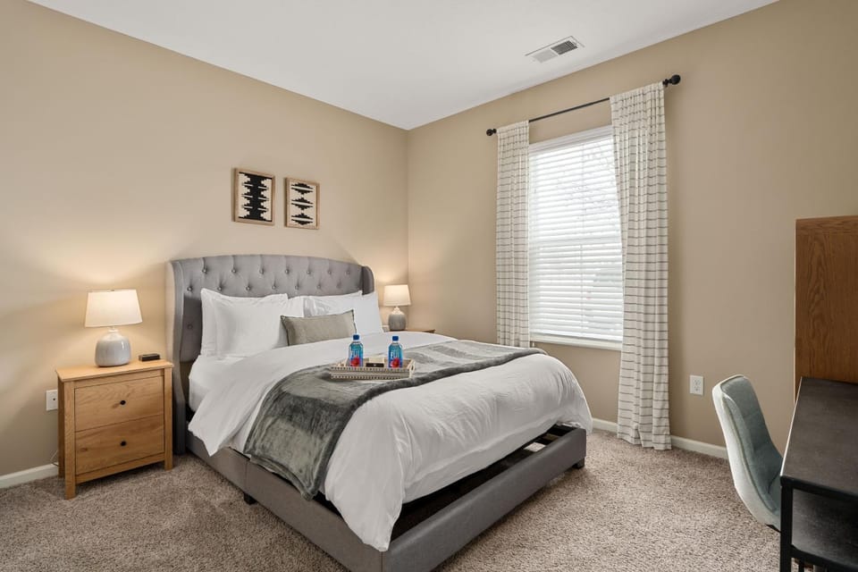 Dublin 2BR Pet friendly 0 stairs King bed Apartment in Hilliard