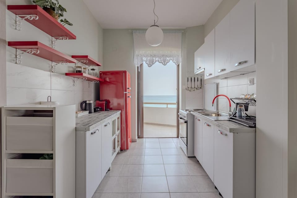 Coffee/tea facilities, Kitchen or kitchenette, dishwasher, oven, stove, toaster