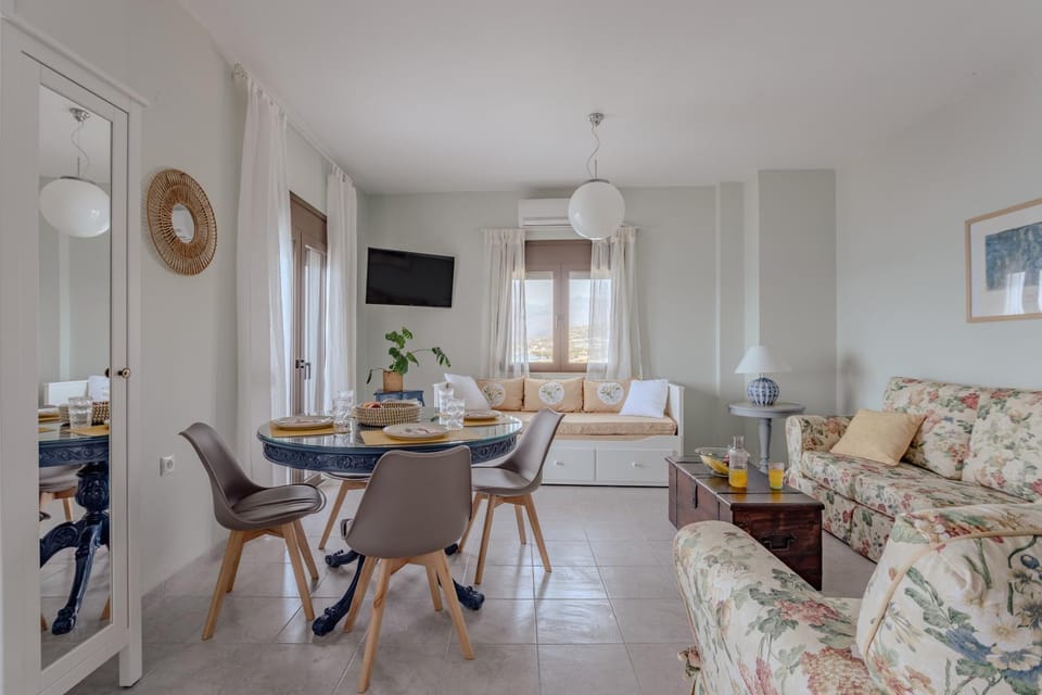TV and multimedia, Living room, Photo of the whole room, Seating area, Dining area, Evening entertainment