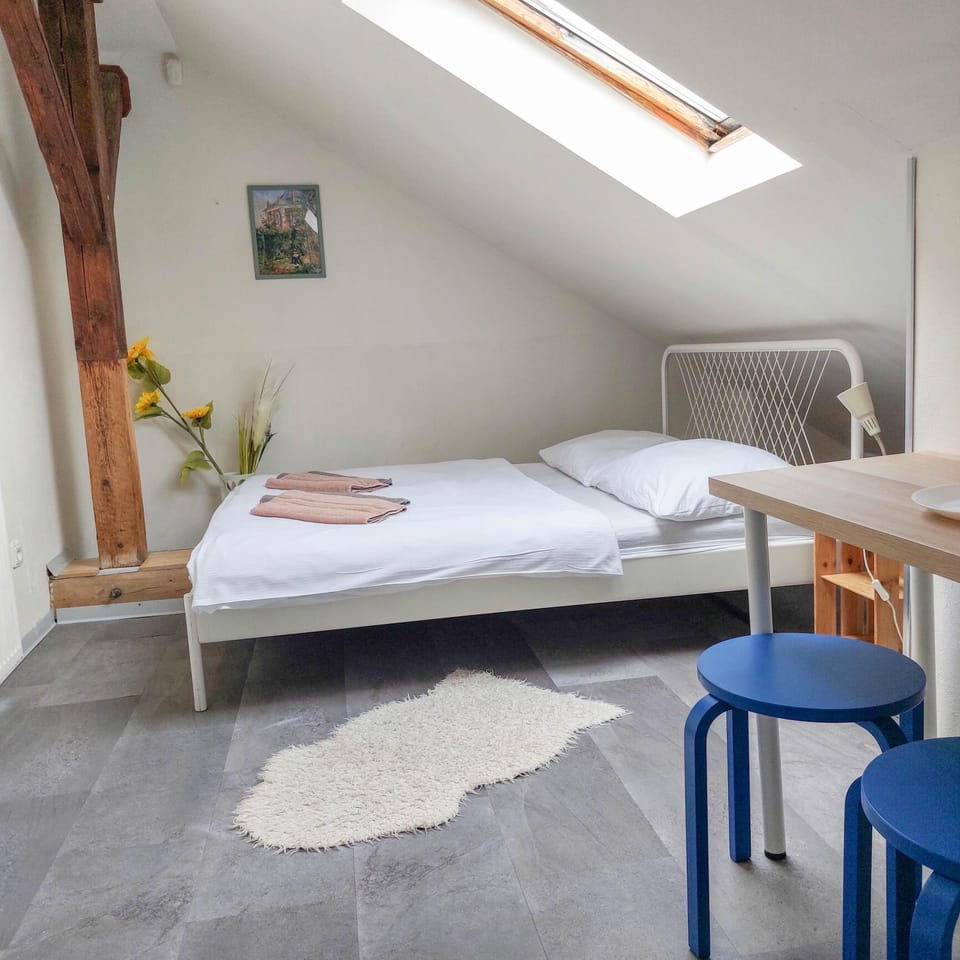 Bed, Photo of the whole room, Seating area, Bedroom