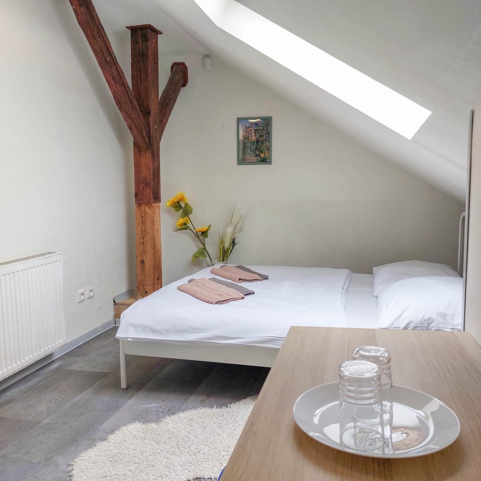Bed, Photo of the whole room, Seating area, Bedroom, towels