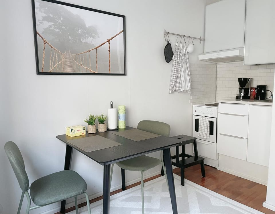 Coffee/tea facilities, Kitchen or kitchenette, Dining area