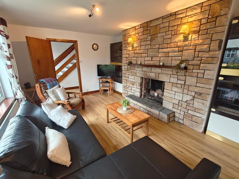 TV and multimedia, Living room, Seating area, flat iron