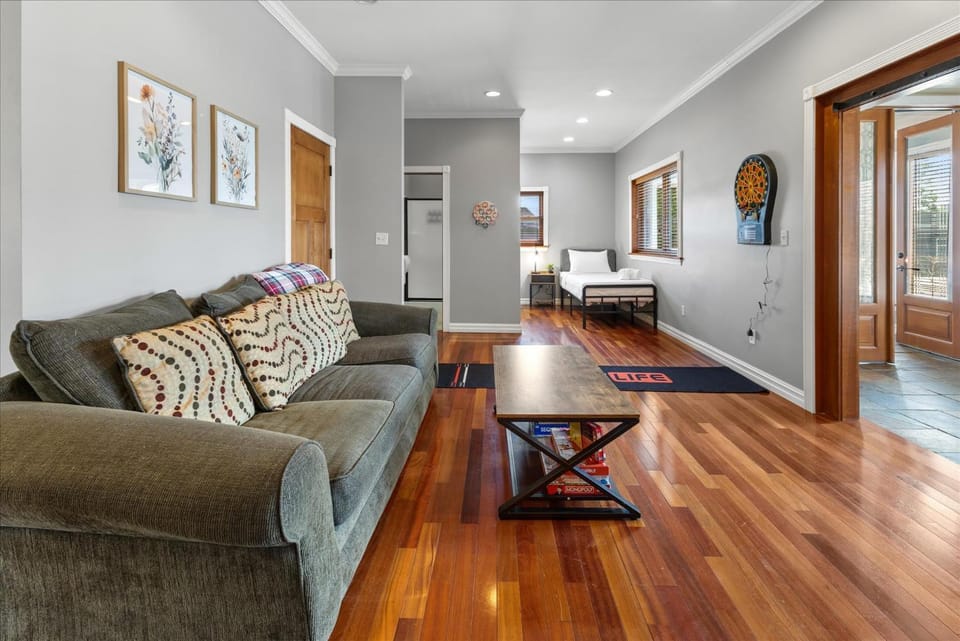 Huge Downtown Retreat with Free Parking House in Indianapolis