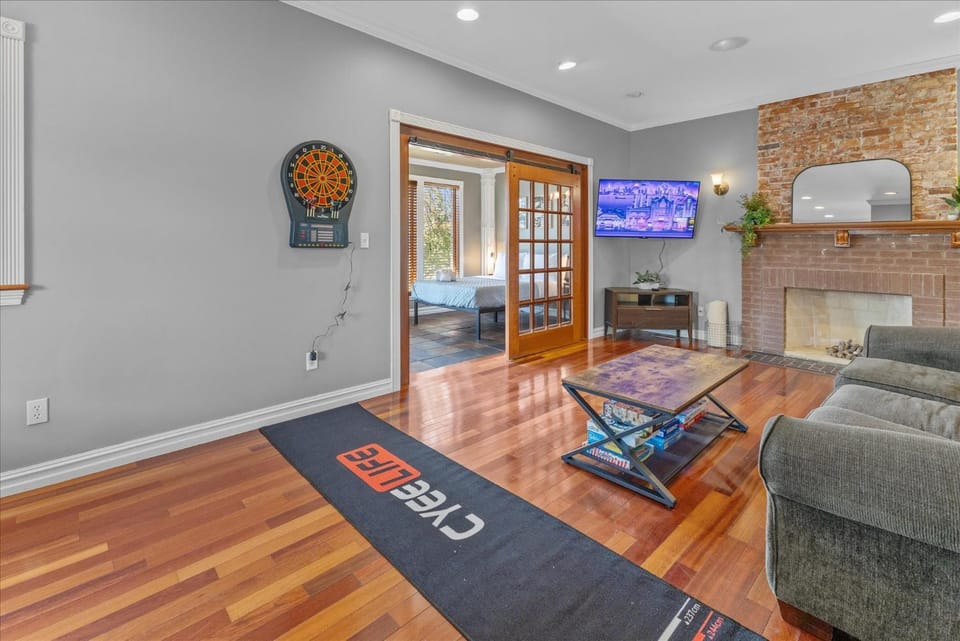 Huge Downtown Retreat with Free Parking House in Indianapolis