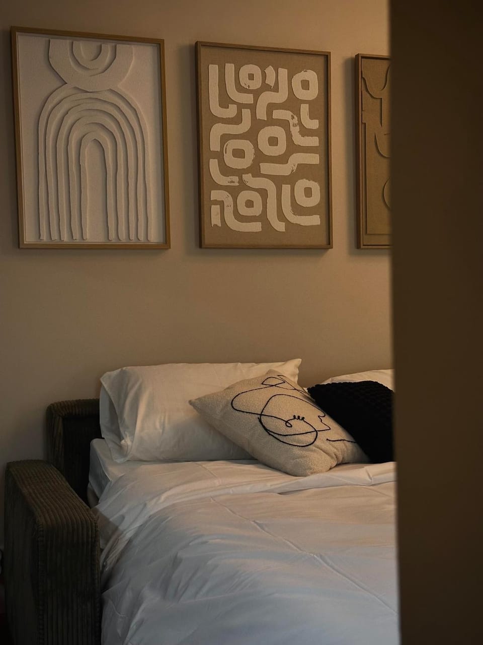 Bed, Living room