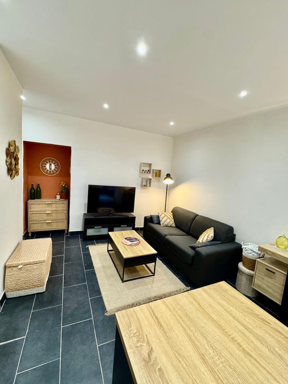 TV and multimedia, Living room, Seating area, Evening entertainment