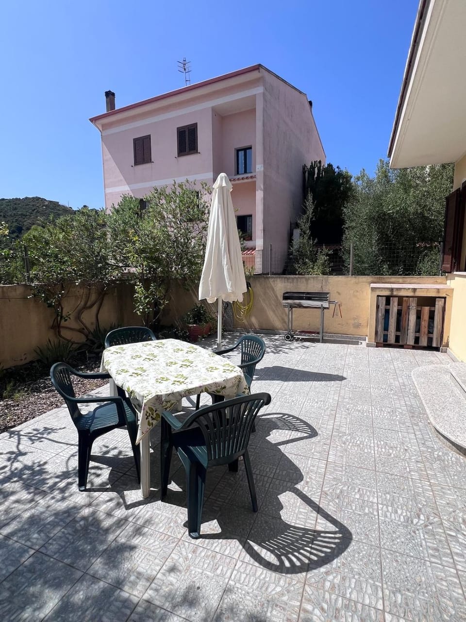 Property building, Spring, Day, Garden, Balcony/Terrace, Balcony/Terrace, Dining area