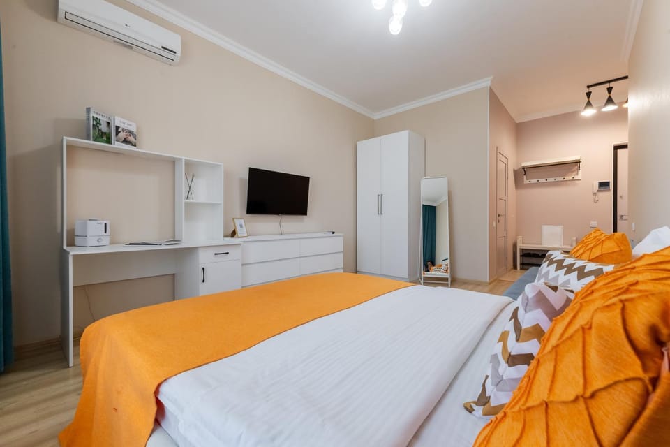 Bed, TV and multimedia, Photo of the whole room, wardrobe, air conditioner