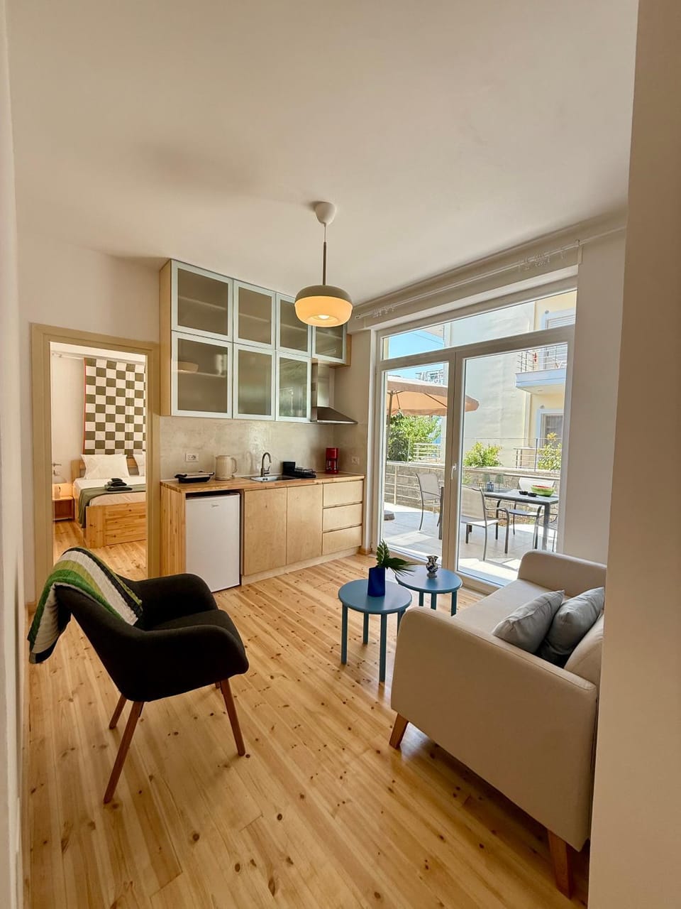 Kitchen or kitchenette, Living room, Seating area, Dining area, stove