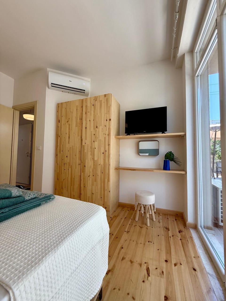 Bed, TV and multimedia, Photo of the whole room, Bedroom, wardrobe, air conditioner