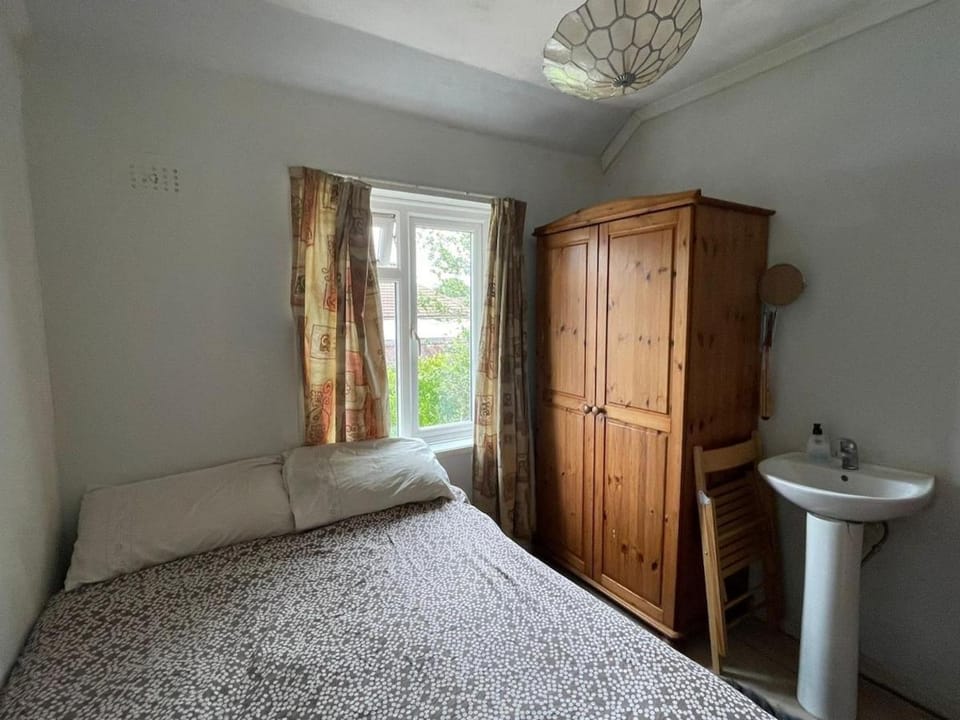 Cozy bedroom Vacation rental in Bromley