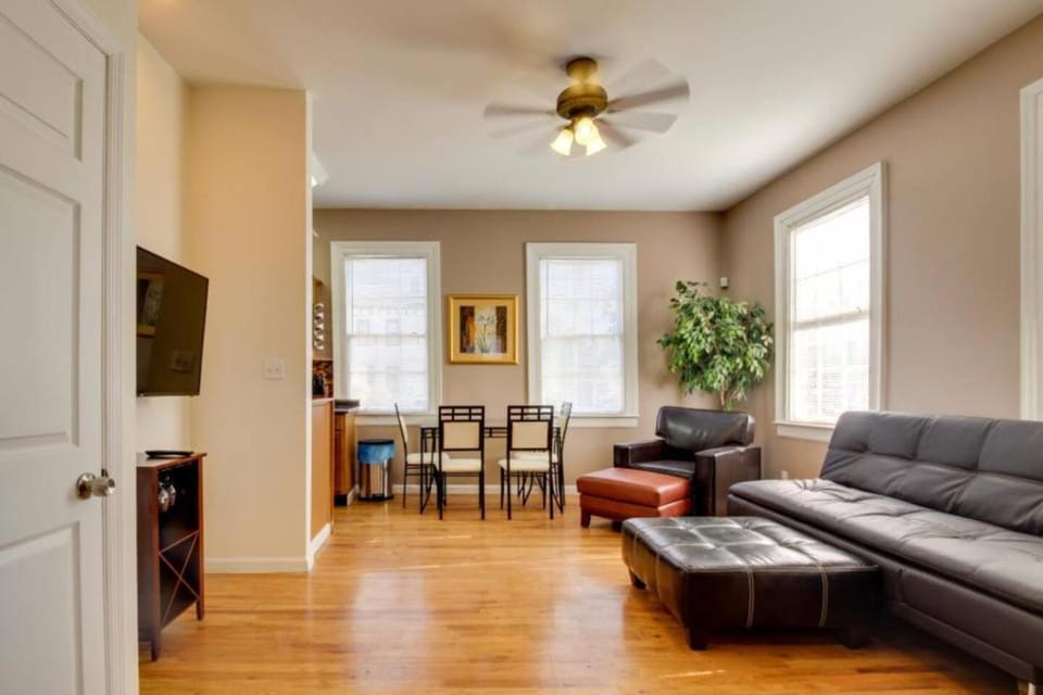 TV and multimedia, Living room, Seating area, Dining area