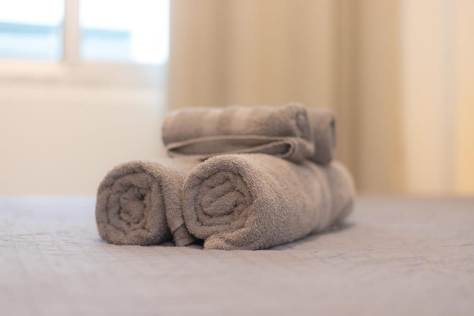 Bed, Bedroom, towels