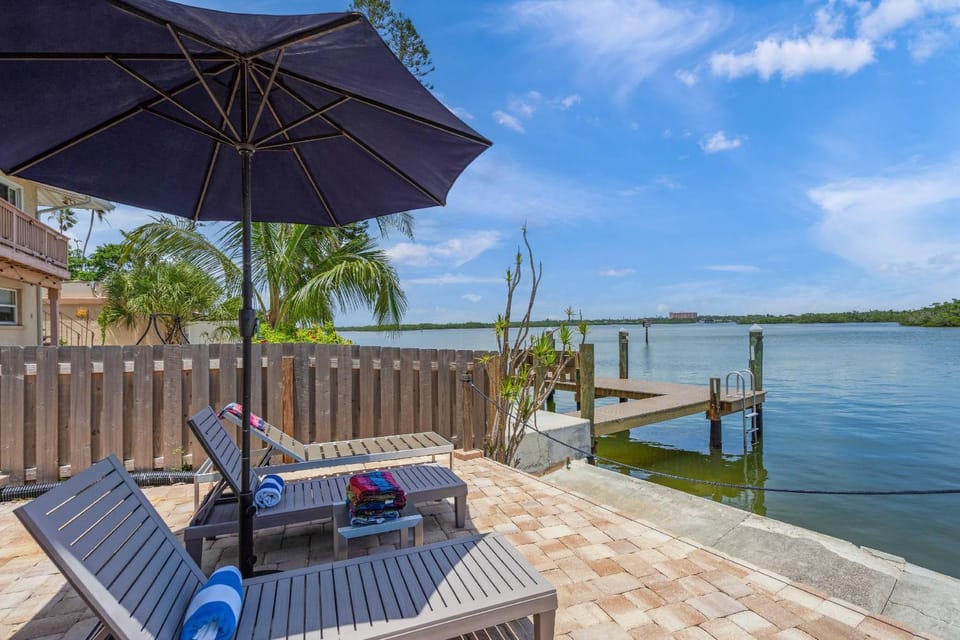 Coastal Breeze Siesta – Entire 4-Unit Complex with Dock House in Florida