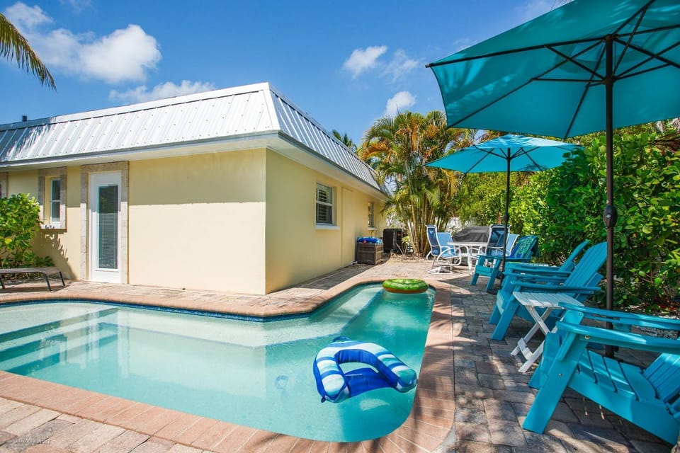 Lulu's Crescent Cottages - Entire two unit complex House in Siesta Beach