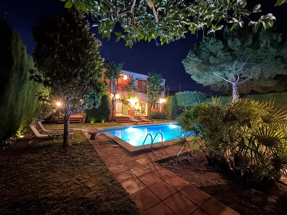 Property building, Night, Garden, Garden view, Pool view, Swimming pool, sunbed