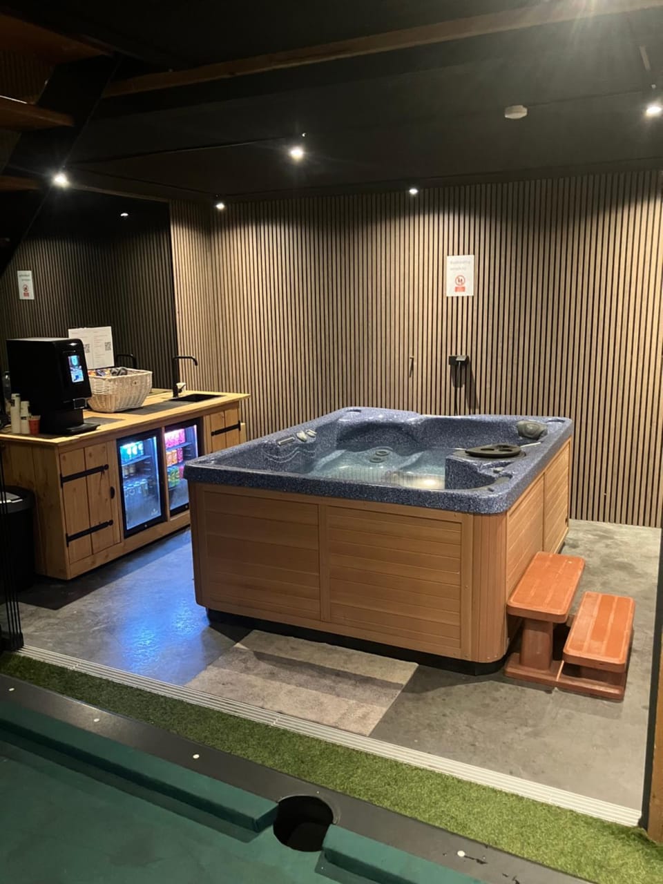 Property building, Hot Tub, Spa and wellness centre/facilities
