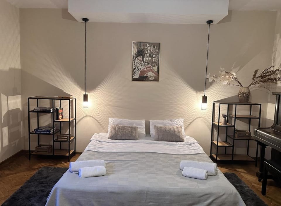 Bedroom, towels
