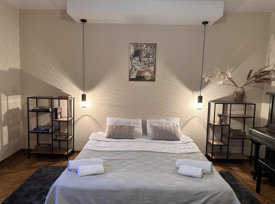 Bedroom, towels