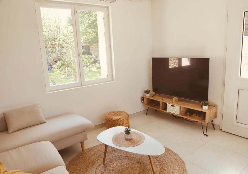 TV and multimedia, Living room, Evening entertainment