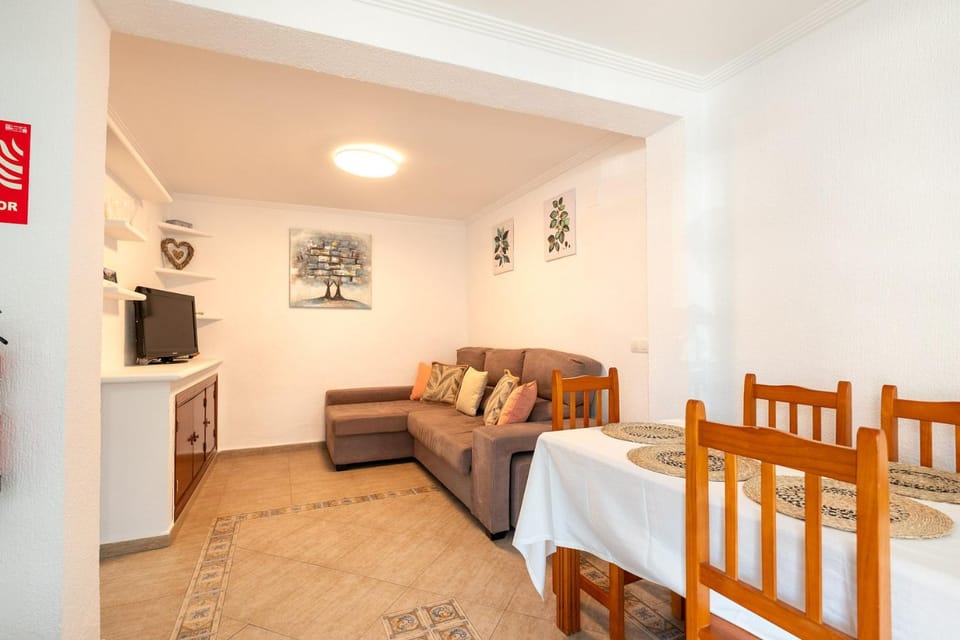 TV and multimedia, Living room, Seating area, Dining area