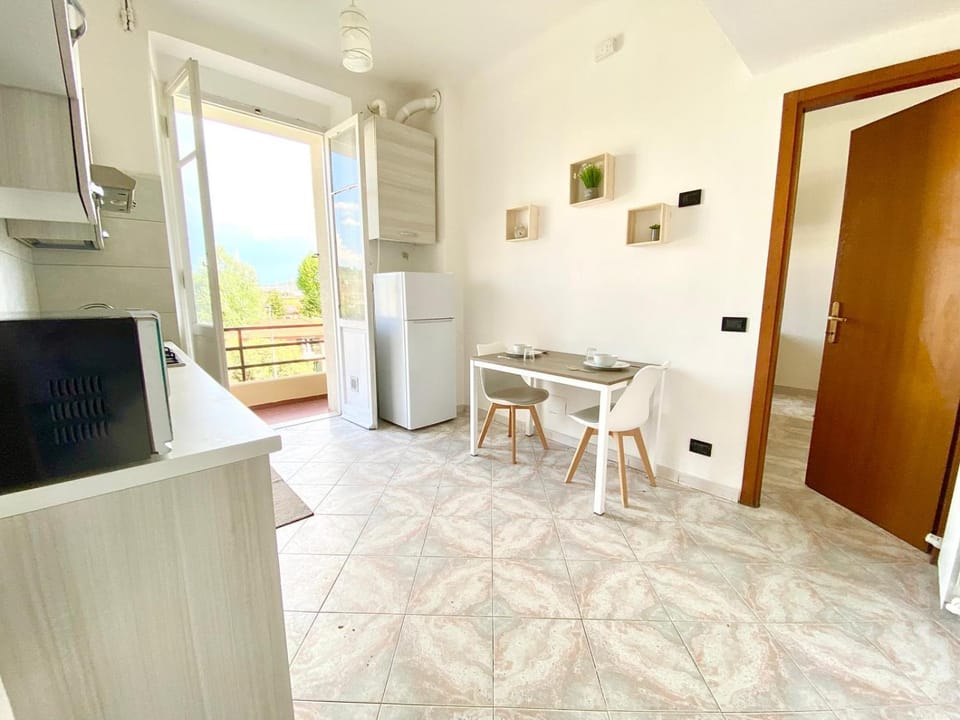 Kitchen or kitchenette, Dining area, oven