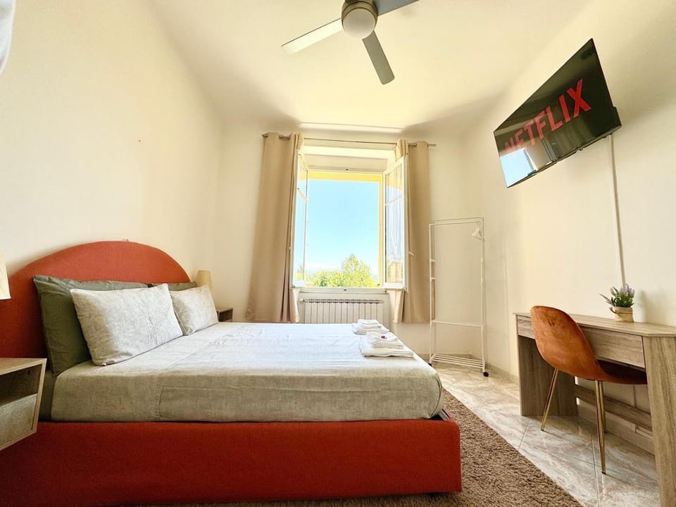 Bed, TV and multimedia, Photo of the whole room, Evening entertainment, Bedroom