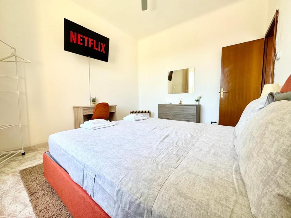 Bed, TV and multimedia, Photo of the whole room, Bedroom, wardrobe