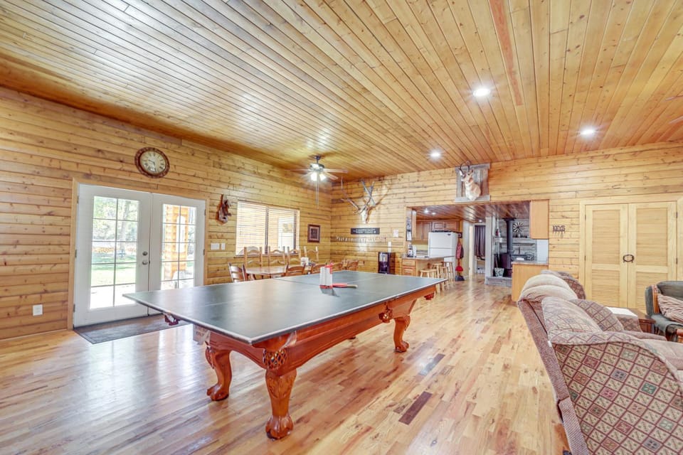 Game Nights in Pine's Winter Woods: Cozy Cabin Cabin in Strawberry