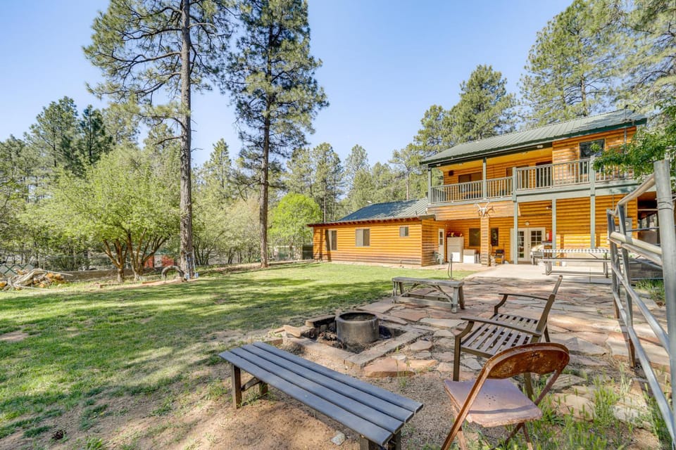 Game Nights in Pine's Winter Woods: Cozy Cabin Cabin in Strawberry