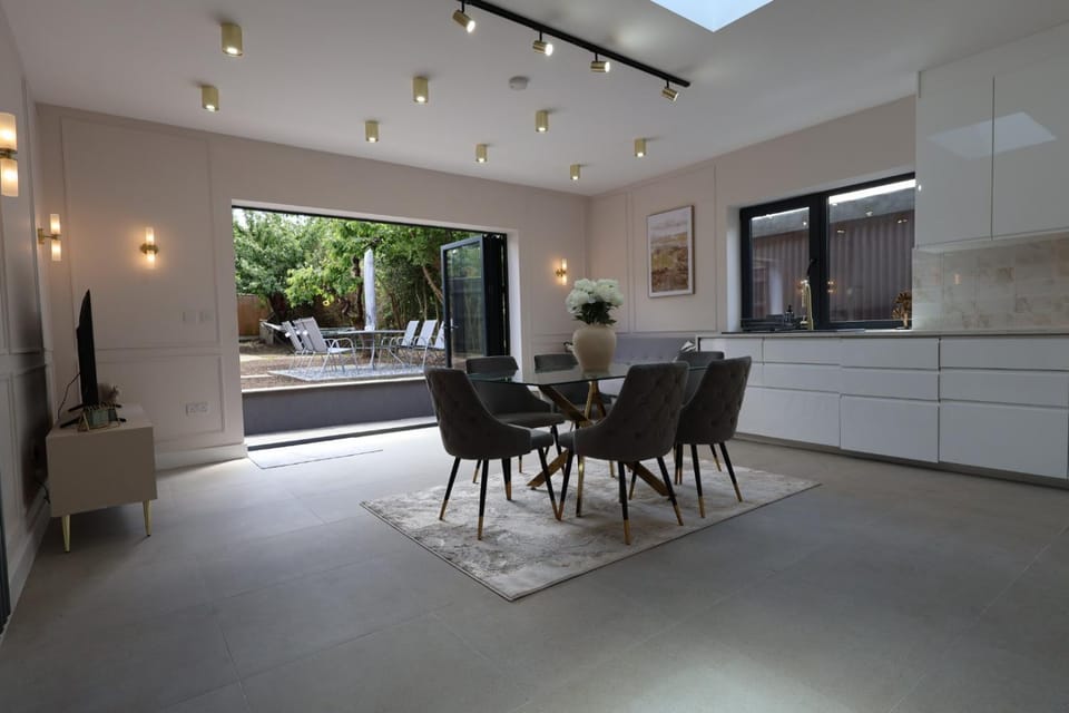 Dining area, kitchen