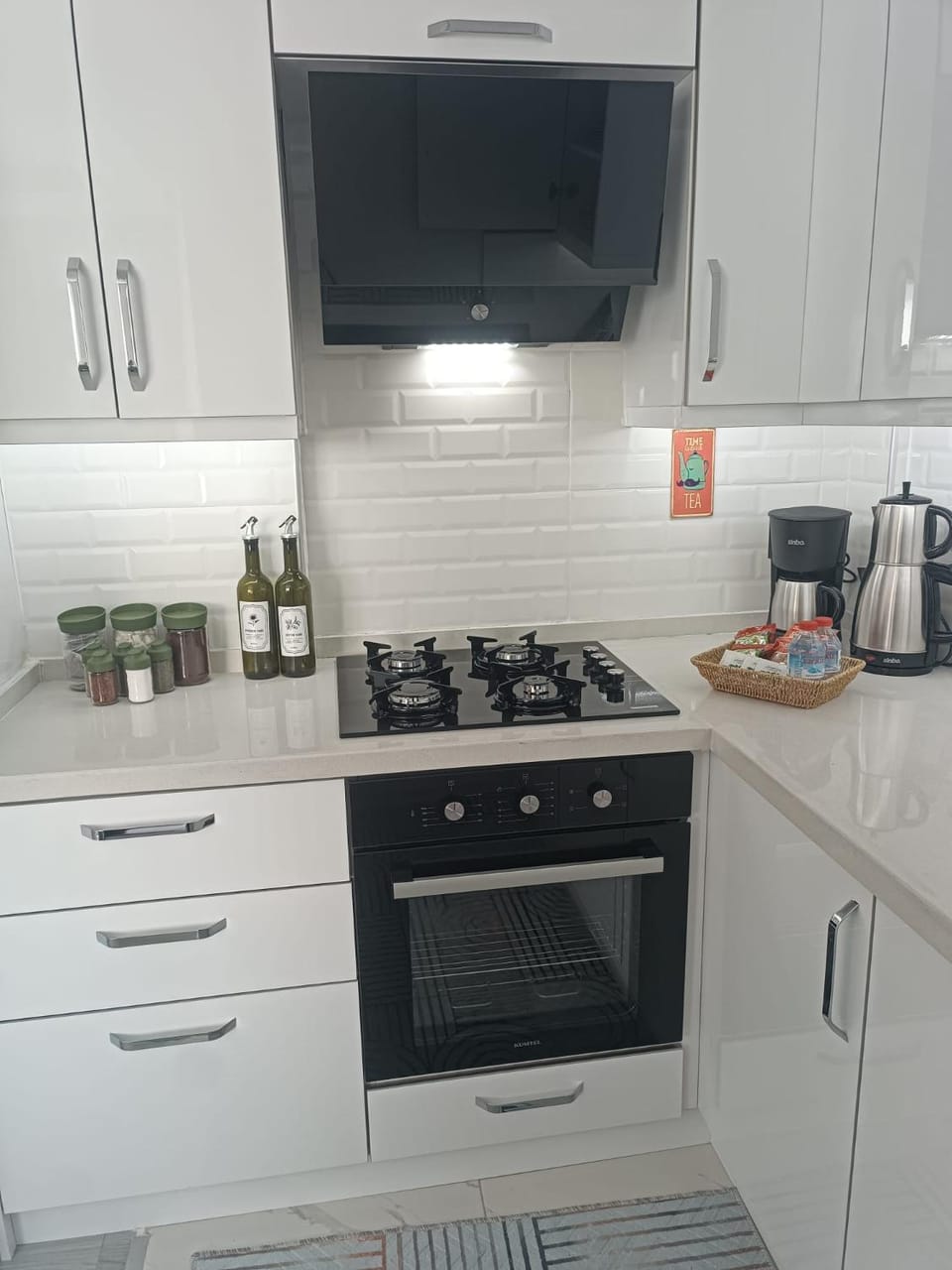 Coffee/tea facilities, Kitchen or kitchenette, oven, stove