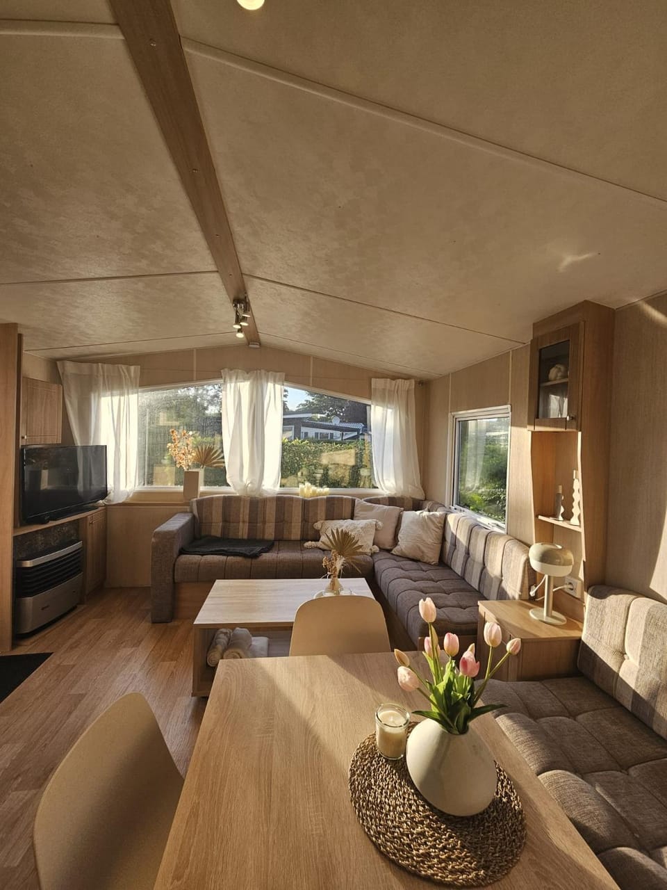 TV and multimedia, Living room, Seating area, Dining area