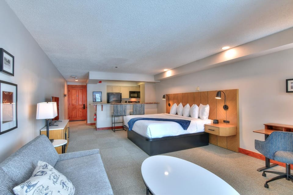 Bed, Kitchen or kitchenette, Living room, Photo of the whole room, Seating area