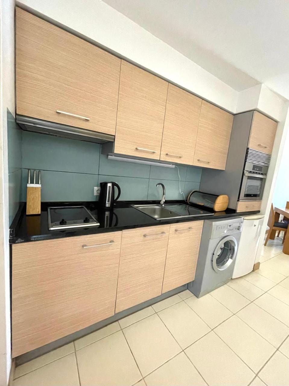 Coffee/tea facilities, Kitchen or kitchenette, oven, stove, toaster, washing machine
