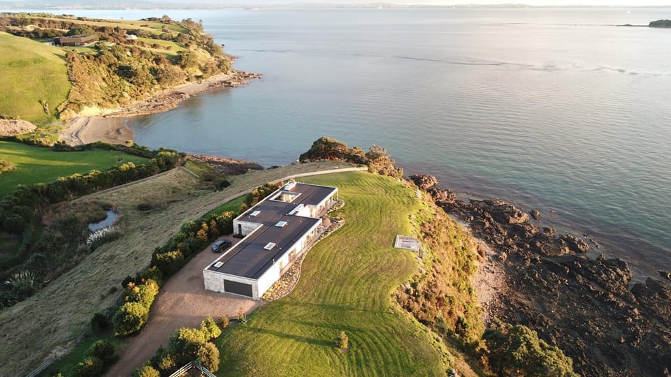 Waiheke Island Coastal Retreat Villa in Auckland Region