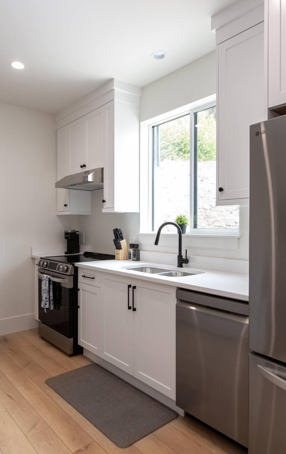 Lakeside Living New 1 Bedroom Retreat Apartment in Lake Cowichan