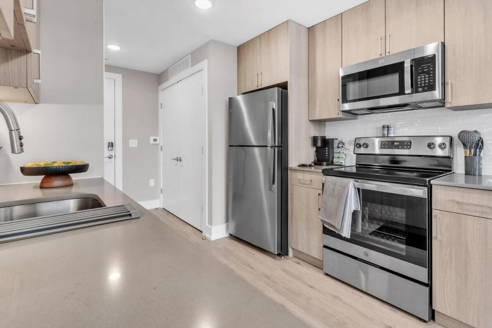 Floor To Ceiling Windows- Bridge Views - Studio Apartment in Philadelphia