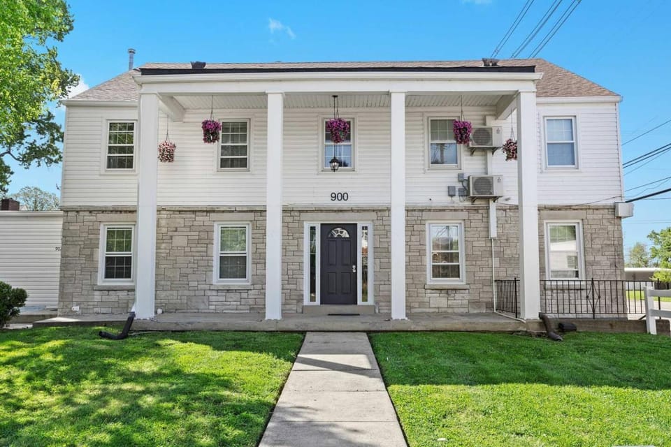 4 Spacious Units Close to Downtown & Expo Center Apartment in Jefferson County
