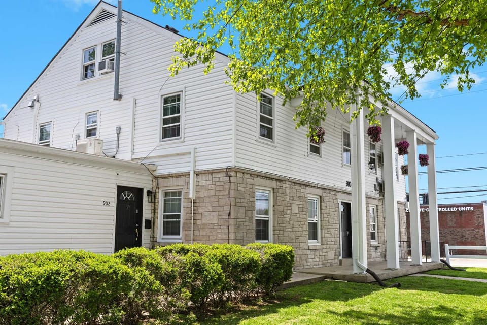 5 Spacious Units Close to Downtown & Expo Center Apartment in Jefferson County