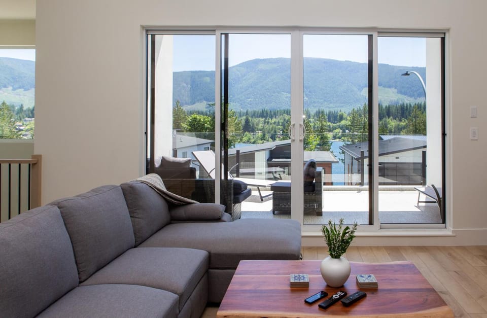 Lakeside Living New 3 Bedroom Retreat Apartment in Lake Cowichan
