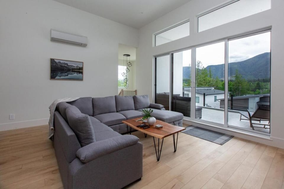 Lakeside Living New 3 Bedroom Retreat Apartment in Lake Cowichan