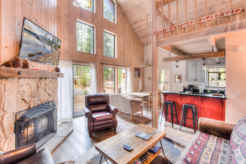 Relax at Rustic Tahoe Charm - Minutes to Lake House in Lake Tahoe