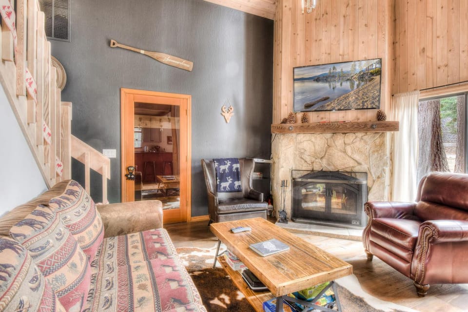 Relax at Rustic Tahoe Charm - Minutes to Lake House in Lake Tahoe