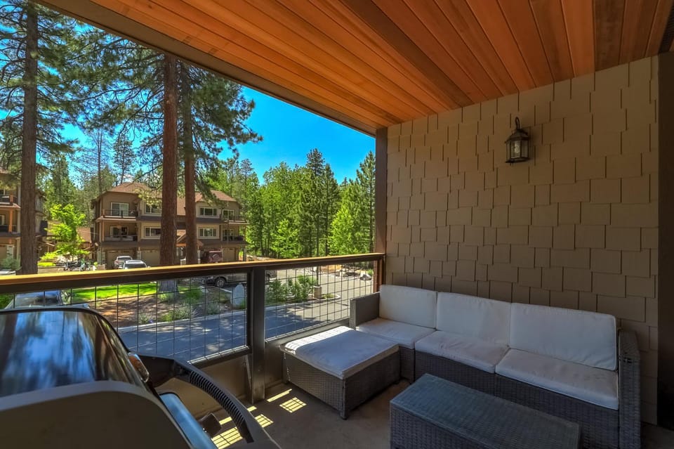 Tahoe Woods Villa - Walk to Beach and Gondola - Heavenly Ski House in South Lake Tahoe