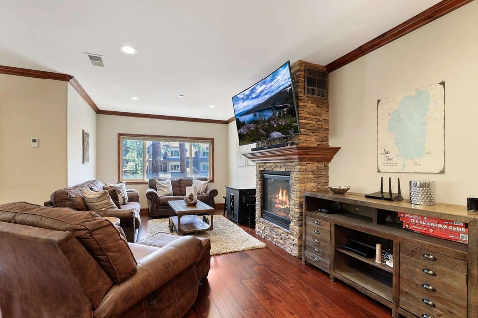 Tahoe Woods Villa - Walk to Beach and Gondola - Heavenly Ski House in South Lake Tahoe