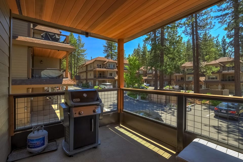 Tahoe Woods Villa - Walk to Beach and Gondola - Heavenly Ski House in South Lake Tahoe