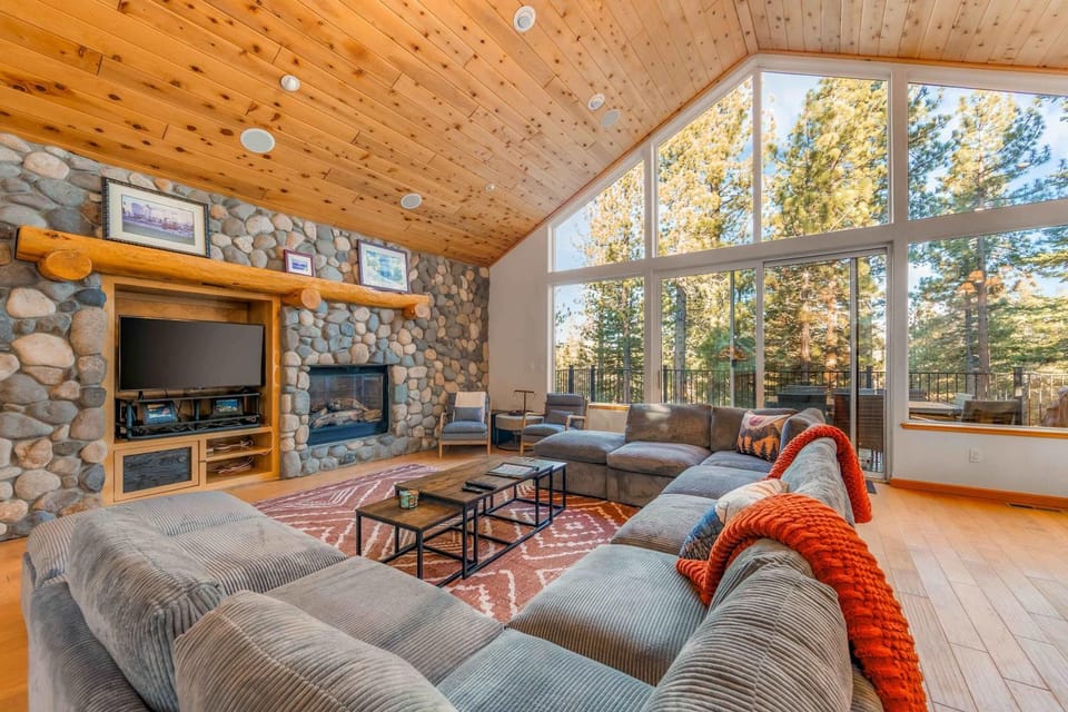 The Lodge on Oaxaco - Epic Man Cave with Billiard Room House in Sierra Nevada